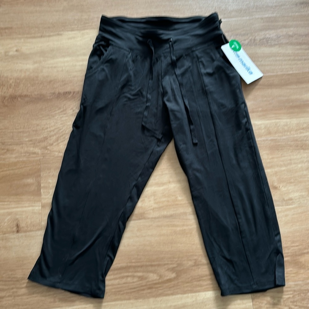 Marika Wms Comfy and Casual Mona Capri, NWT